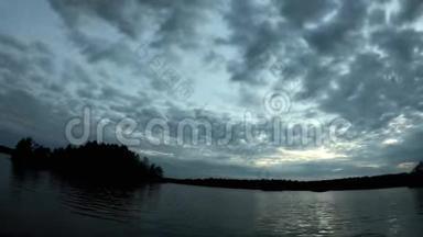 黄昏时分，在一个平静的湖泊前拍摄的4K云<strong>运动视频</strong>